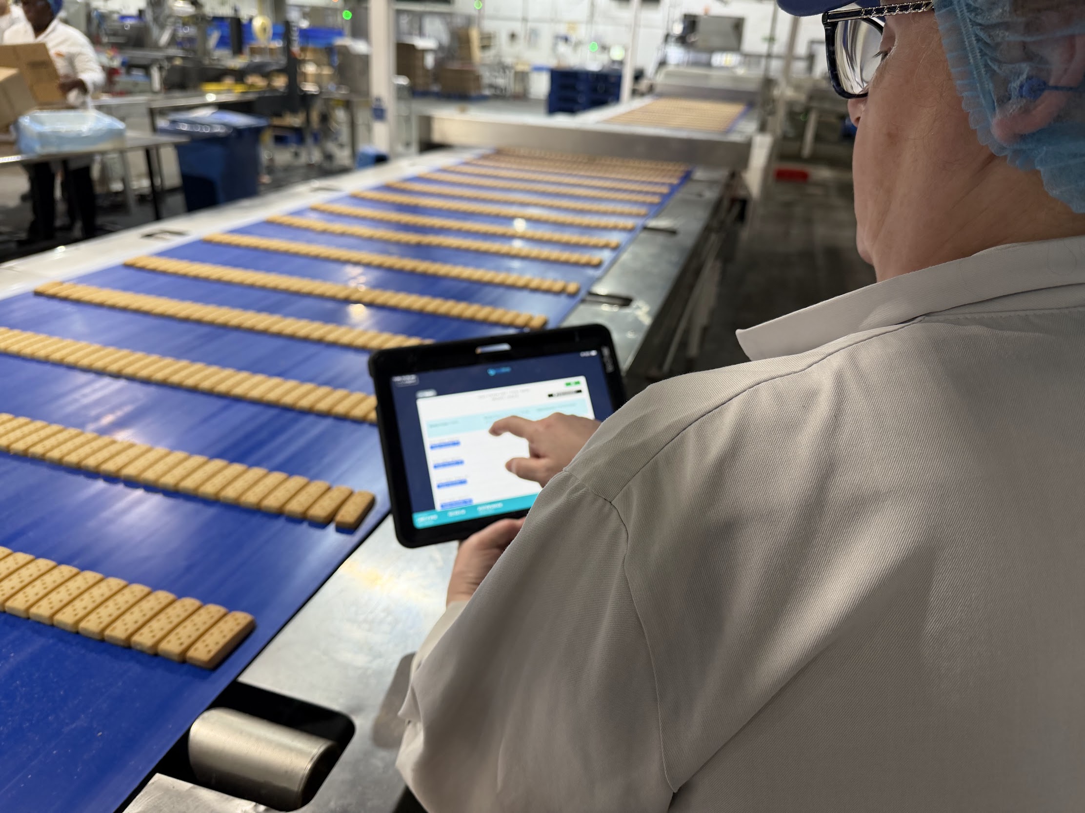 Operator using TraceSense process control checks on a tablet at the production line